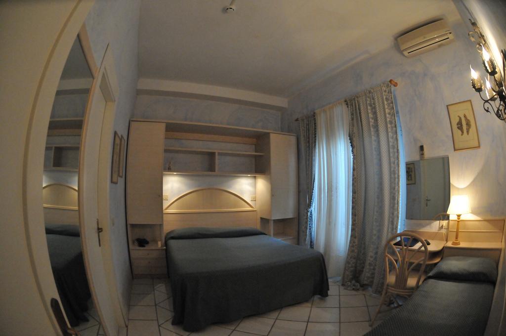 Hotel Atlantic マリーナ・ディ・カッラーラ 部屋 写真